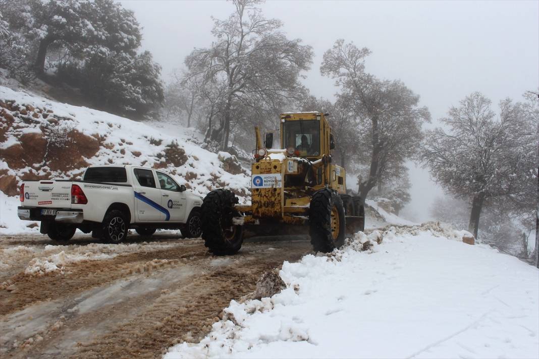 Bir ilimizde sağanak sonrası başlayan kar etkisini sürdürüyor 4
